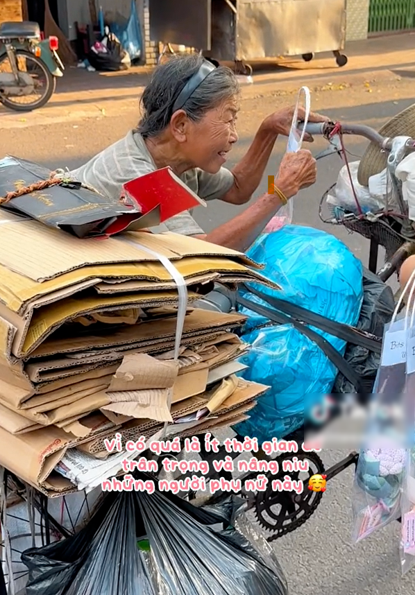 Cô gái tự đan móc hoa bằng len để tặng cho những bóng hồng lam lũ