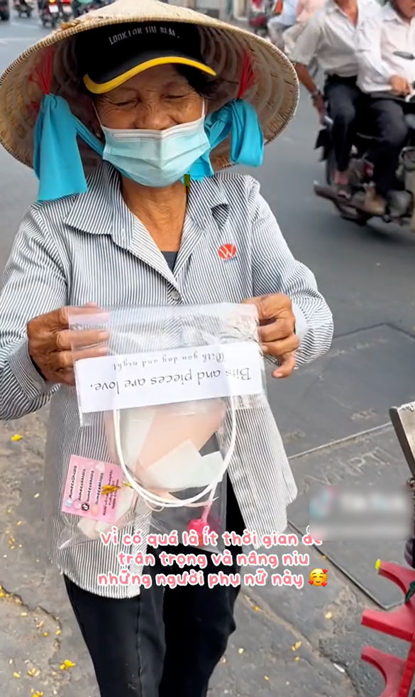 Cô gái tự đan móc hoa bằng len để tặng cho những bóng hồng lam lũ