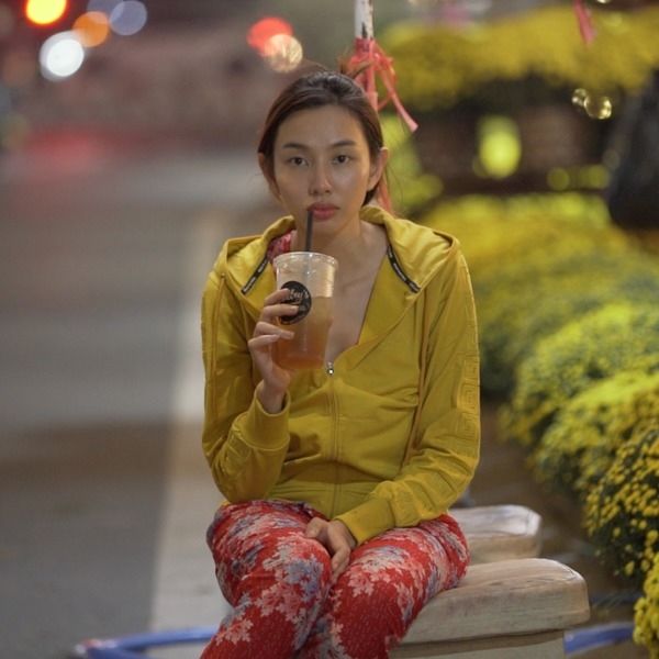 Thuỳ Tiên bất ổn: Bán hoa thì ế, làm lao công thì bị rác vào mặt