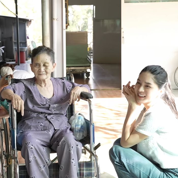 Thủy Tiên dắt team đi thiện nguyện: Lý Huỳnh My cũng dễ thương chứ bộ