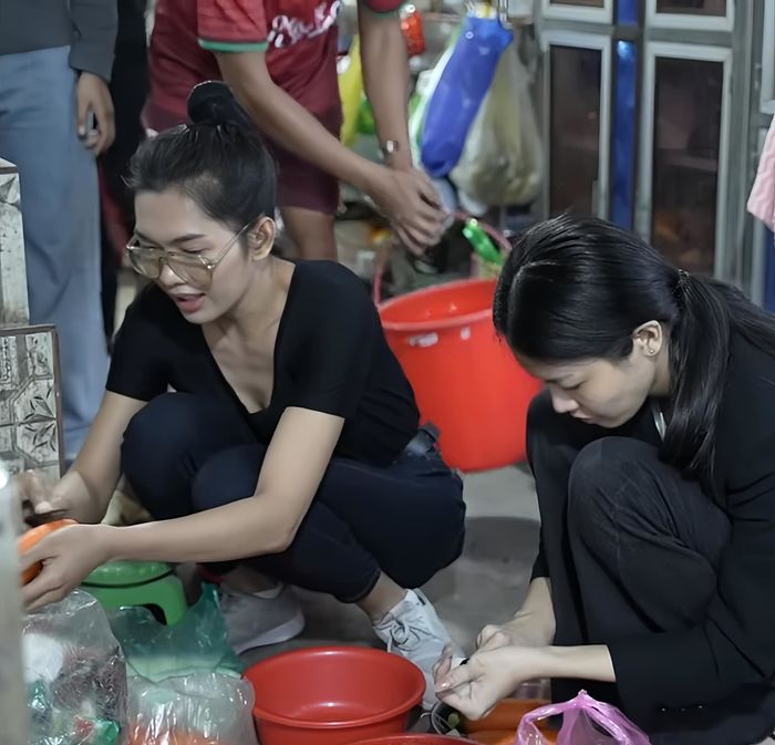 Thủy Tiên dắt team đi thiện nguyện: Lý Huỳnh My cũng dễ thương chứ bộ