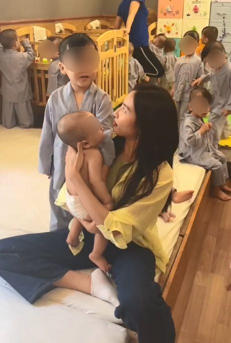 Thùy Tiên hết nhiệm kỳ vẫn là Người đẹp nhân ái miệt mài thiện nguyện