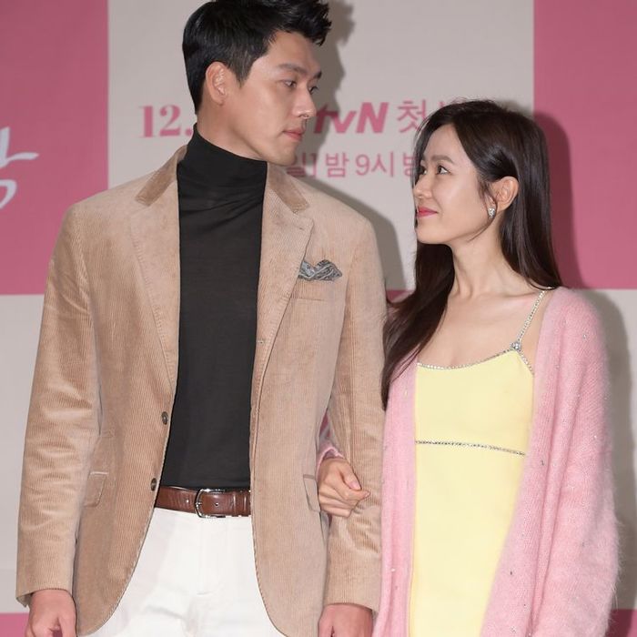 Son Ye Jin đăng ảnh kỷ niệm 1 năm ngày cưới Hyun Bin: Ly hôn đâu ra