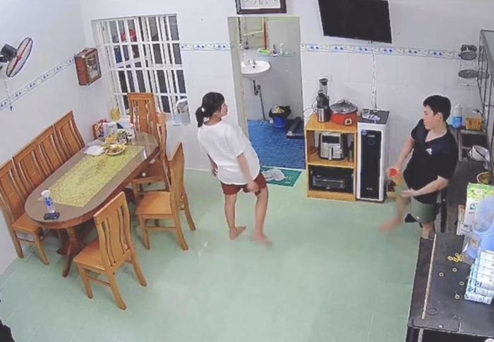 Vợ bầu đi đứng nặng nề, chồng lầy lội nhại theo: Anh hãy đợi đấy!