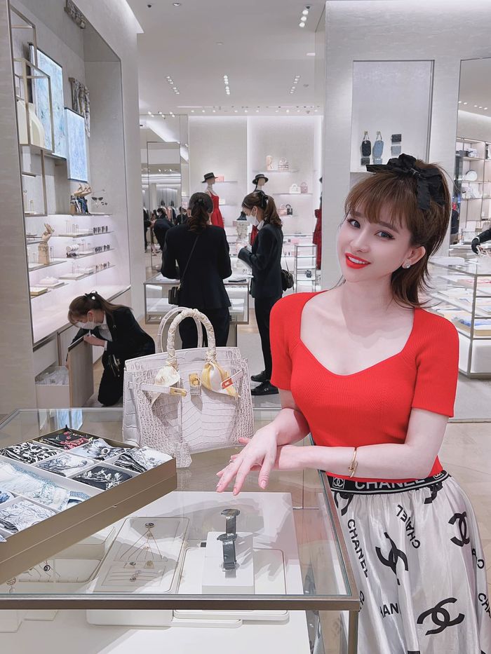 Vợ cũ Hồ Quang Hiếu nay là phú bà, mua đồ hiệu không tiếc tay