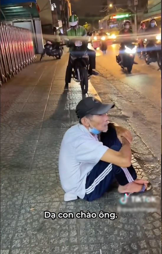 Cụ ông mưu sinh ở vỉa hè, chỉ mời gọi quyết không nhận tiền người lạ