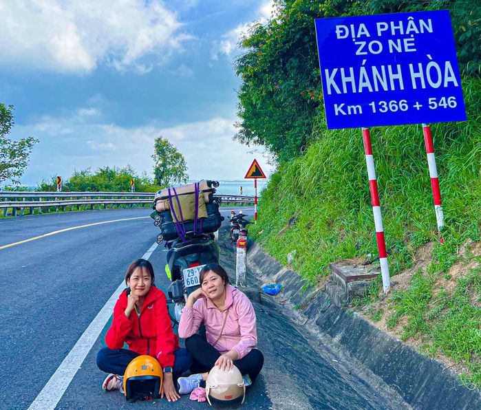 Bộ ảnh cháu trai chở bà ngoại 90 tuổi đi biển Phan Thiết chơi