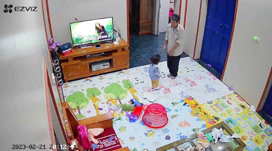 Bố mẹ đi làm xa, ông nội ở nhà trông nom, ca hát dỗ cháu cực khéo