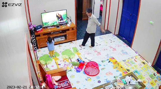 Bố mẹ đi làm xa, ông nội ở nhà trông nom, ca hát dỗ cháu cực khéo