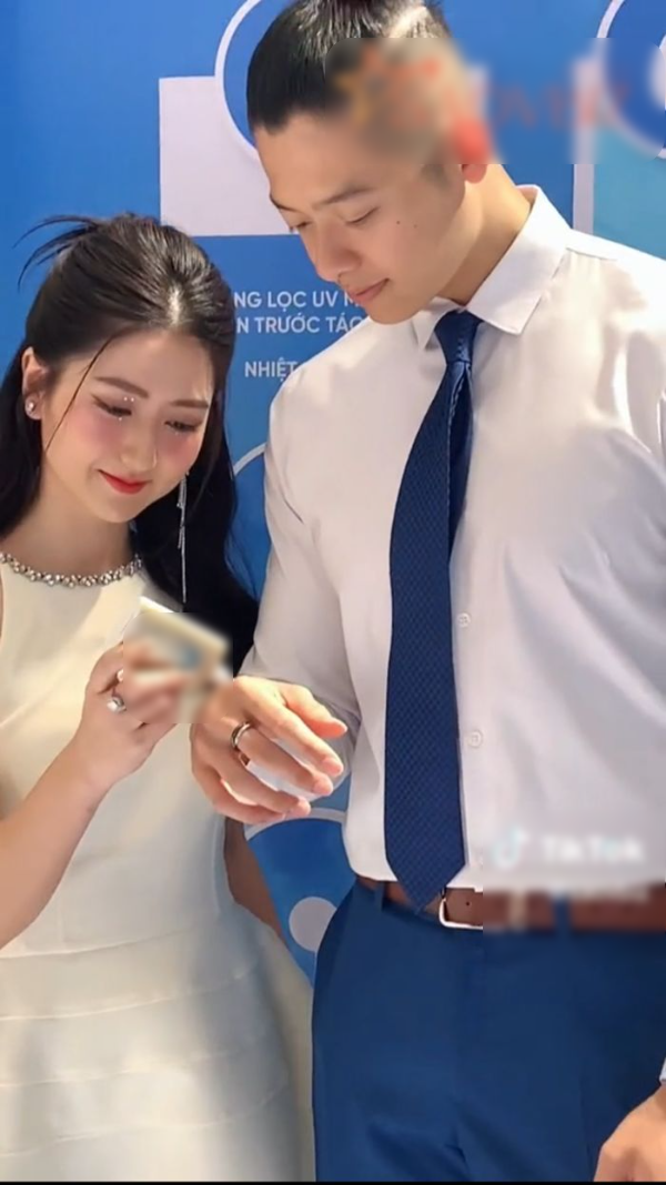 “Chồng quốc dân” Trí Thịt Boà tình tứ chụp ảnh cho bạn gái