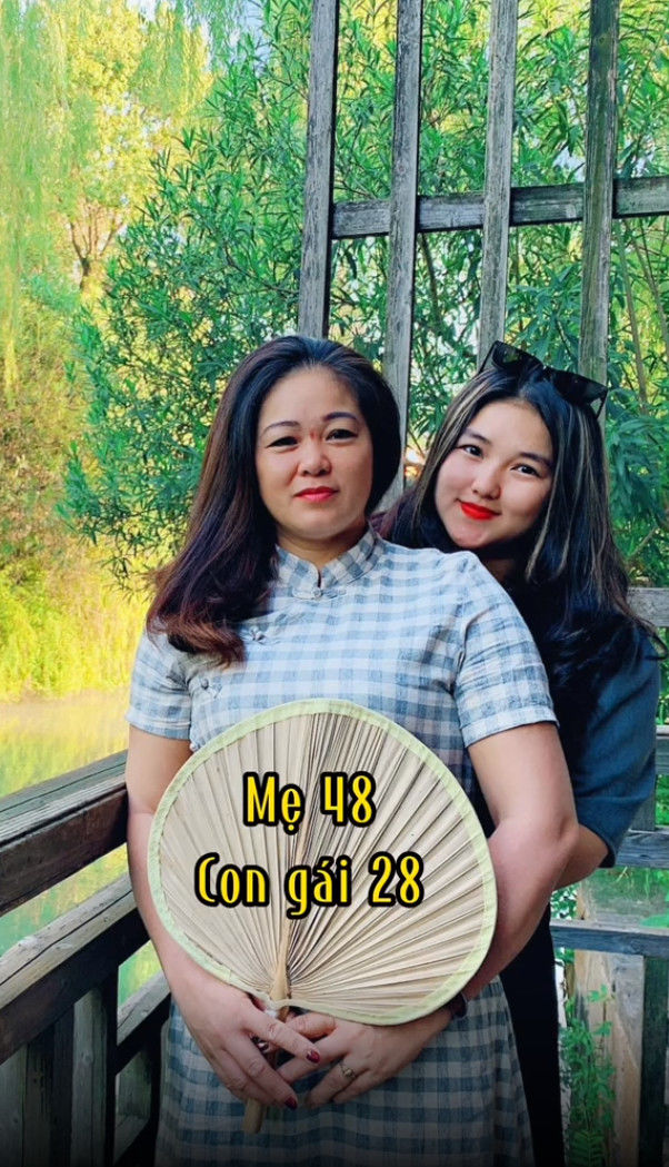Mẹ U50 mới sinh thêm em, con gái 28 tuổi vỡ òa khi lên chức chị