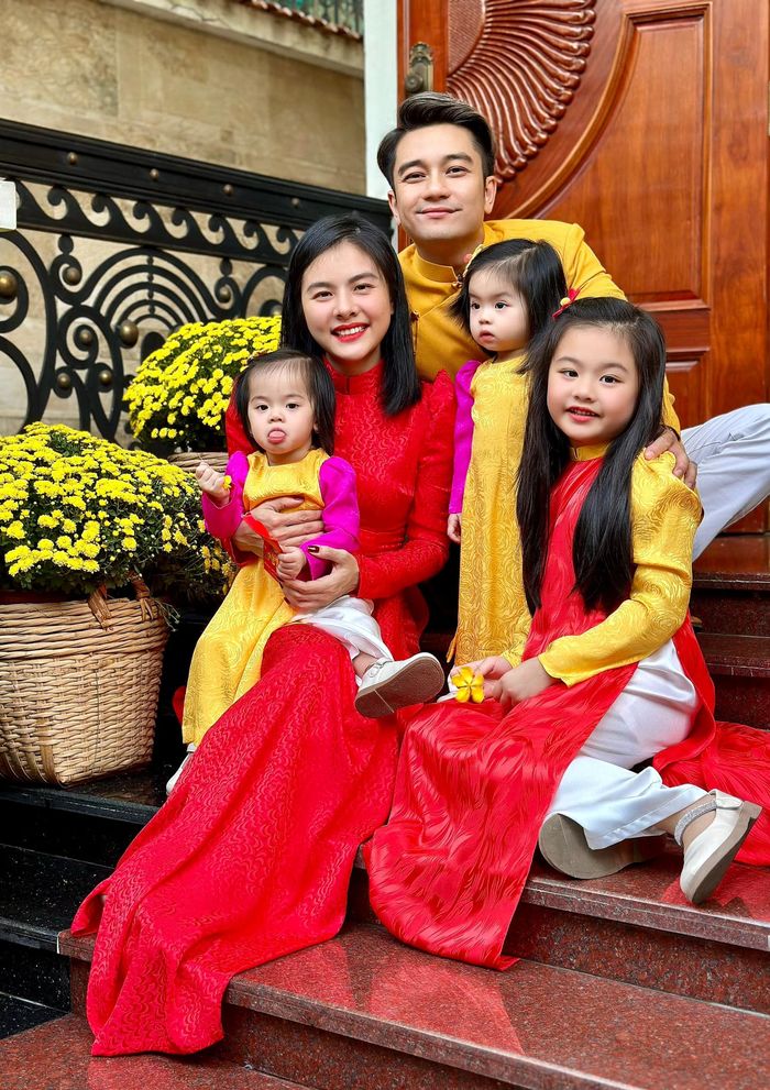 Vân Trang đưa 3 con đi mua sắm: Cặp song sinh giật hết spotlight