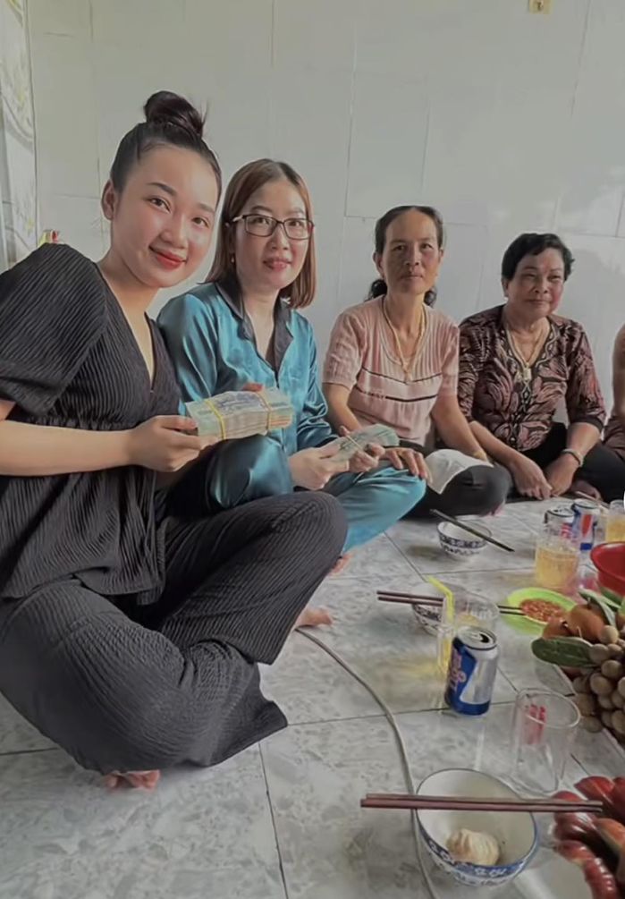 Mẹ chồng nạp tài 50 triệu, cho con dâu thêm tiền vàng làm đám cưới
