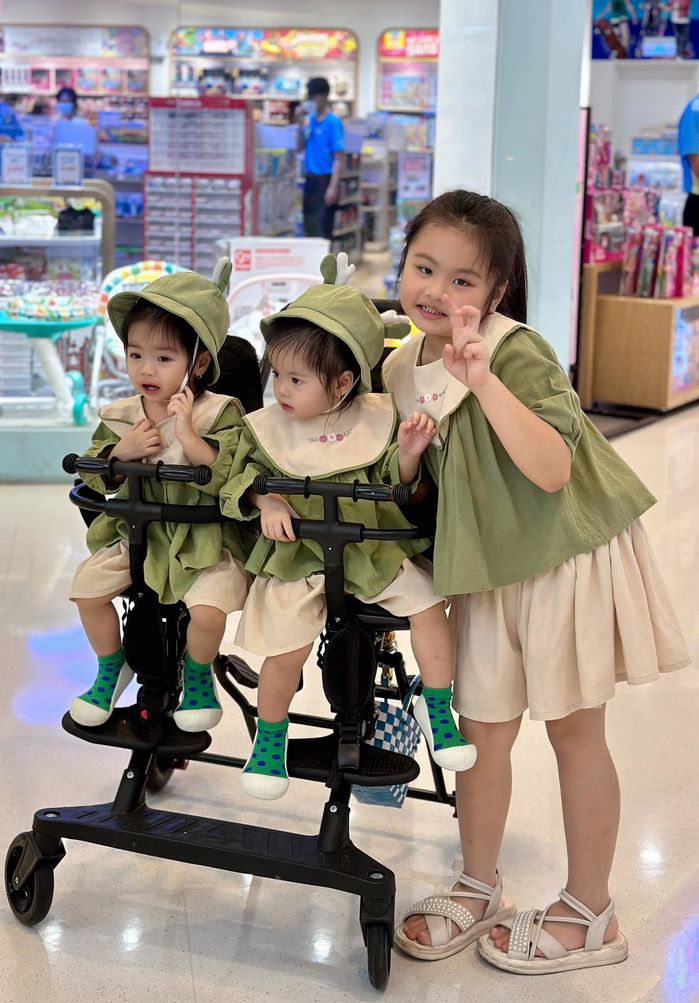 Vân Trang đưa 3 con đi mua sắm: Cặp song sinh giật hết spotlight