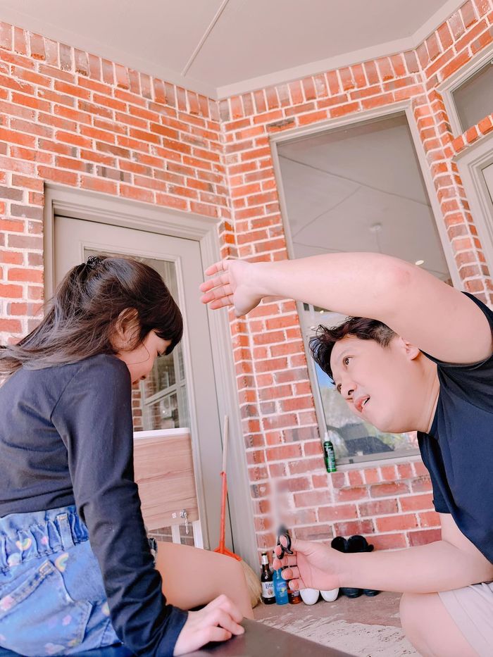 Trường Giang tự tay cắt tóc cho con gái: Bé Destiny giống bố như lột