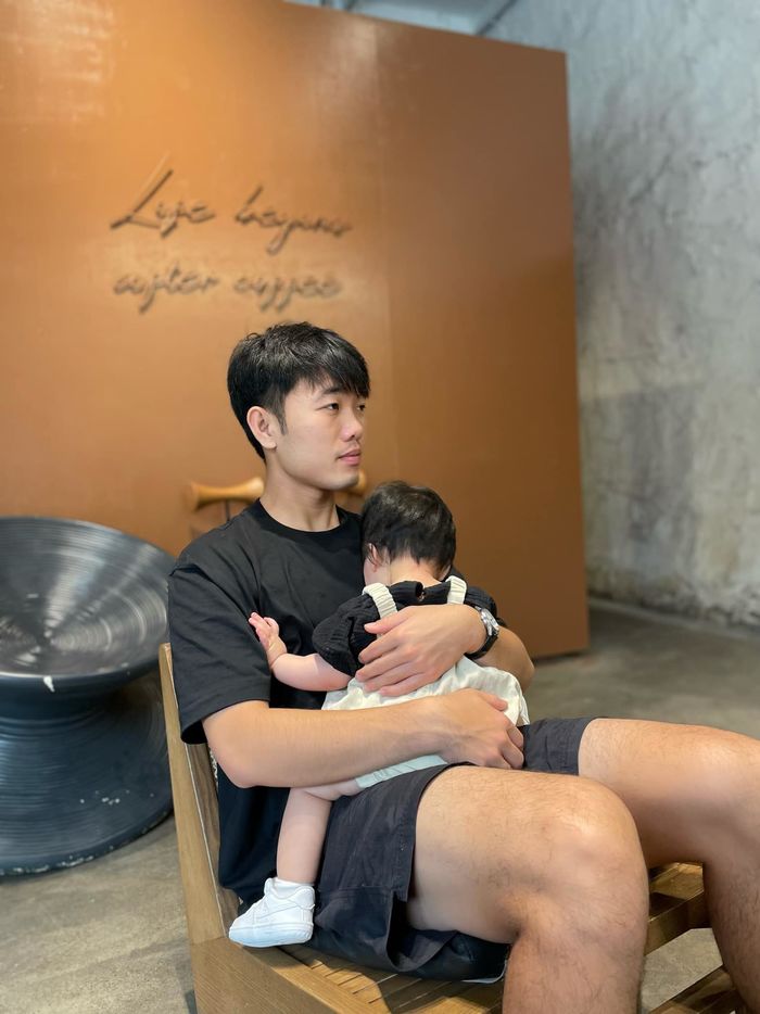 Lương Xuân Trường lần đầu khoe ảnh bế con gái cưng
