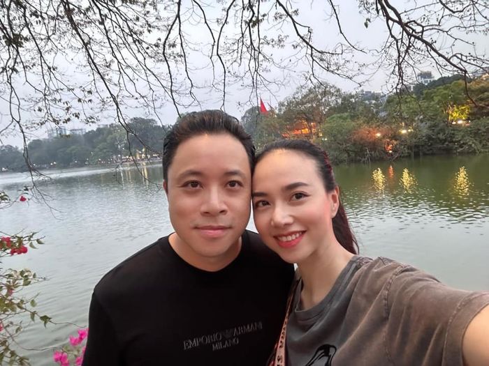 Ảnh hot sao Việt 6/4: Chồng Minh Hằng lăn xả chụp ảnh cho vợ bầu