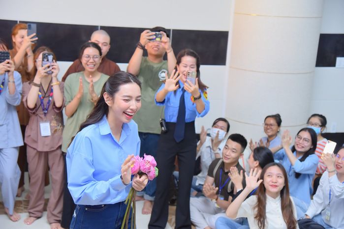 Ảnh hot sao Việt 3/4: Đan Trường đưa cả gia đình thăm quý tử Thiên Từ