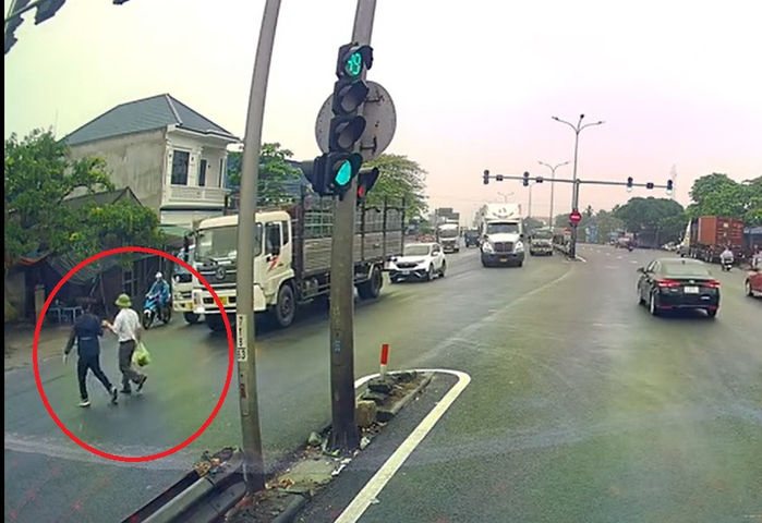 Anh tài xế 10 điểm: Dừng xe giúp người khiếm thị qua đường