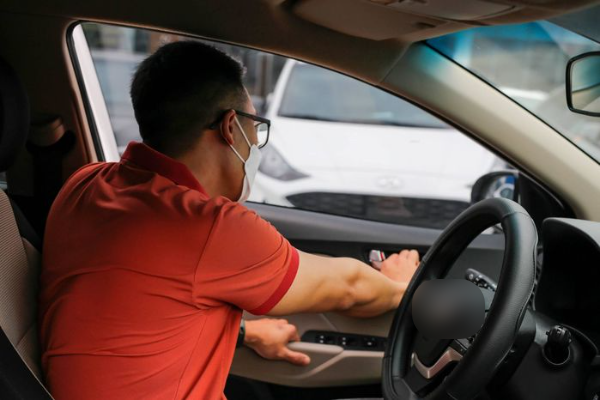Bạn gái đòi mở kính ô tô vì say xe, chàng trai muốn bỏ chạy