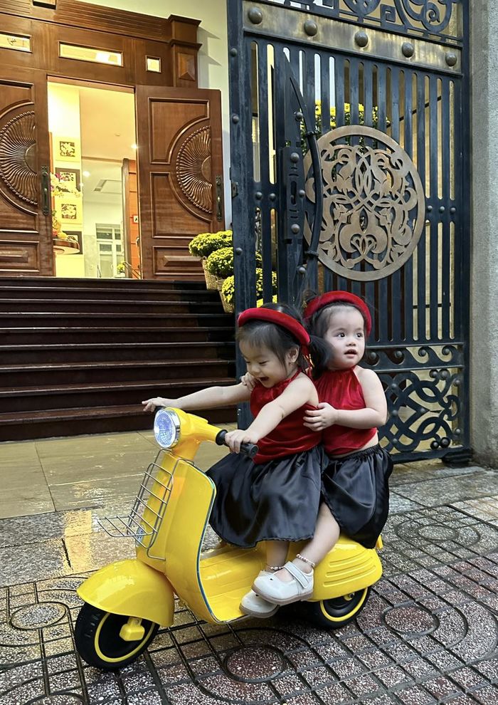 Cặp sinh đôi nhà Vân Trang bé tí đã có gu ăn mặc: Chuộng đồ dễ thương