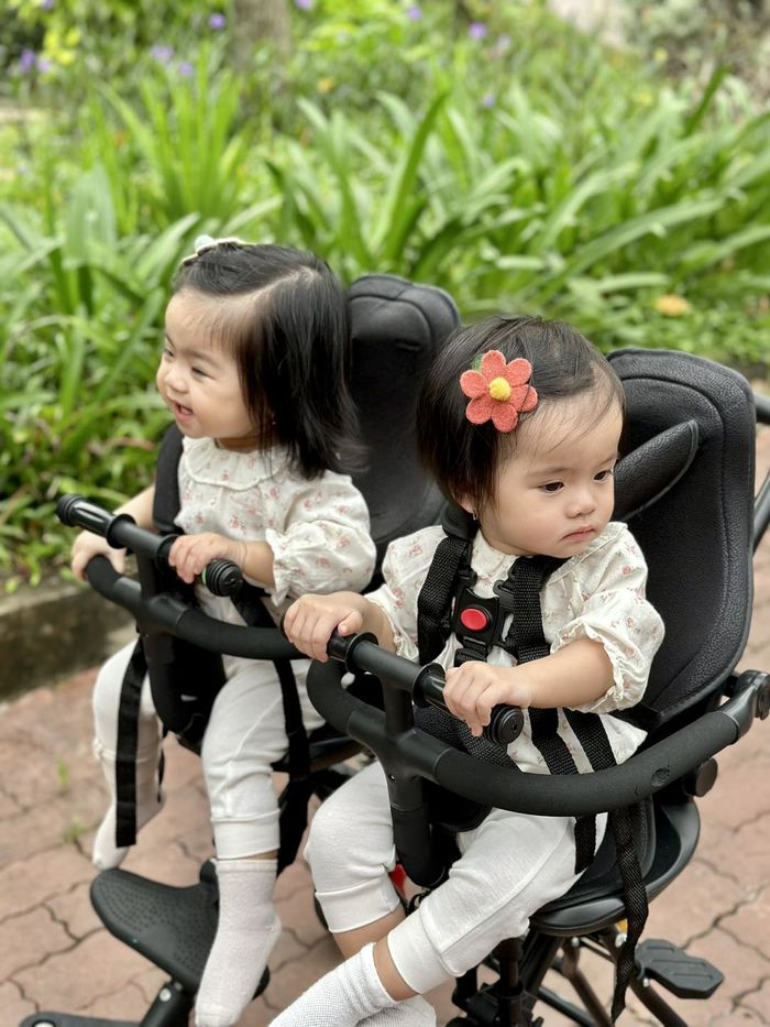 Cặp sinh đôi nhà Vân Trang bé tí đã có gu ăn mặc: Chuộng đồ dễ thương