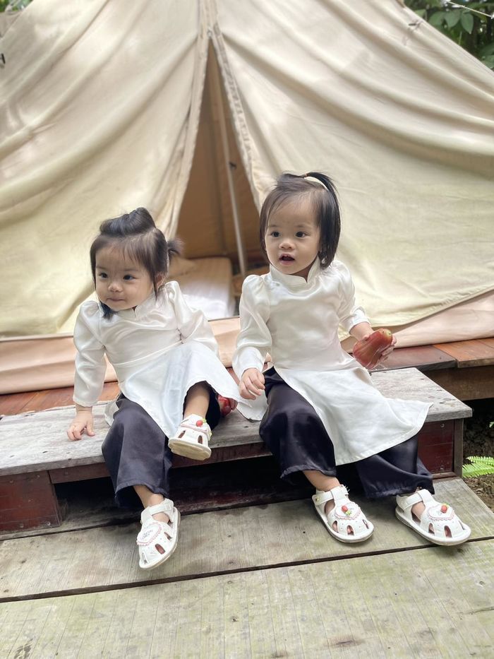 Cặp sinh đôi nhà Vân Trang bé tí đã có gu ăn mặc: Chuộng đồ dễ thương