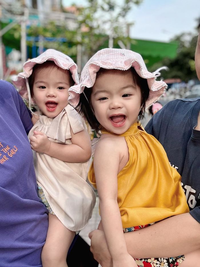 Cặp sinh đôi nhà Vân Trang bé tí đã có gu ăn mặc: Chuộng đồ dễ thương