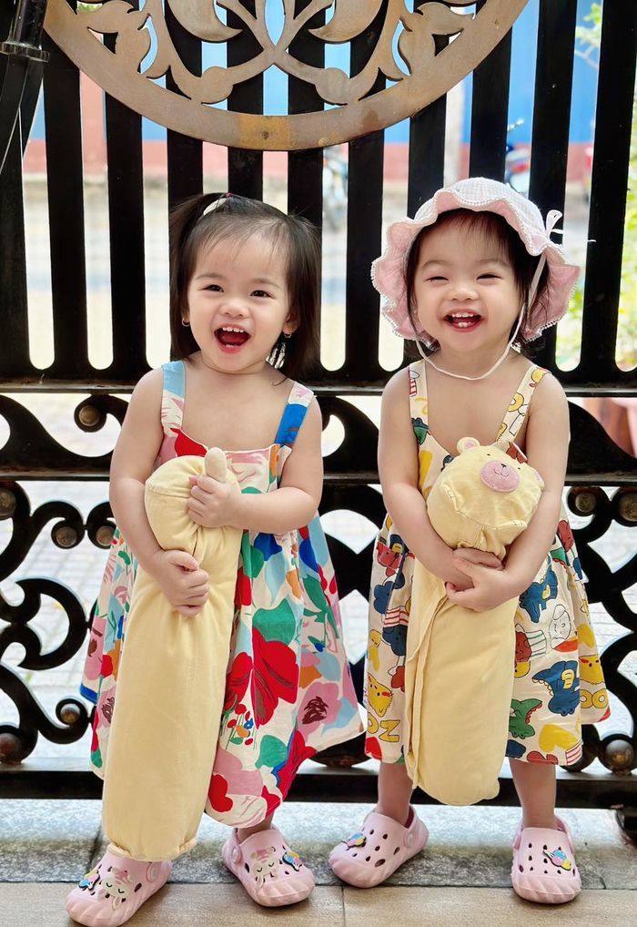Vân Trang đưa 3 con đi mua sắm: Cặp song sinh giật hết spotlight