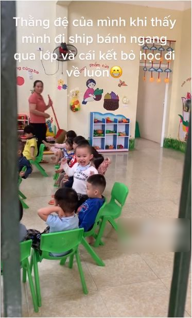 Cậu bé mầm non vừa thấy bố là hớn hở giục cô mở cửa rồi đi về luôn