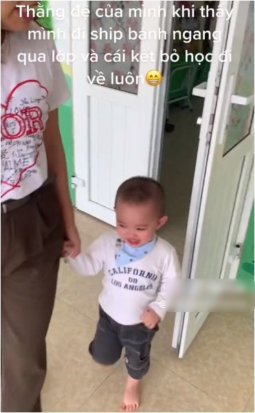 Cậu bé mầm non vừa thấy bố là hớn hở giục cô mở cửa rồi đi về luôn