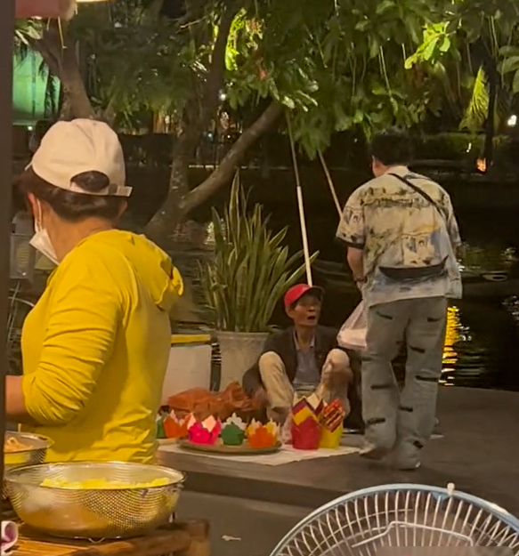 Chàng trai khiếm khuyết hỗ trợ cô gái mất ví tiền: Sẻ chia khi có thể