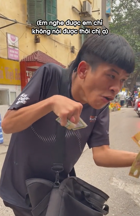 Chàng trai khiếm khuyết hỗ trợ cô gái mất ví tiền: Sẻ chia khi có thể