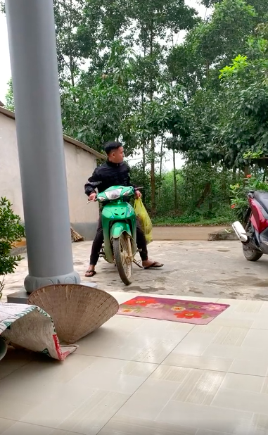Cho con đi chơi mà lạ lắm: Lạnh thì phải cho vào túi bóng để đỡ rét