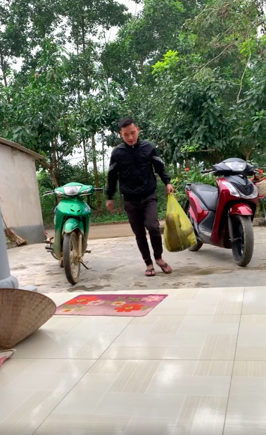 Cho con đi chơi mà lạ lắm: Lạnh thì phải cho vào túi bóng để đỡ rét