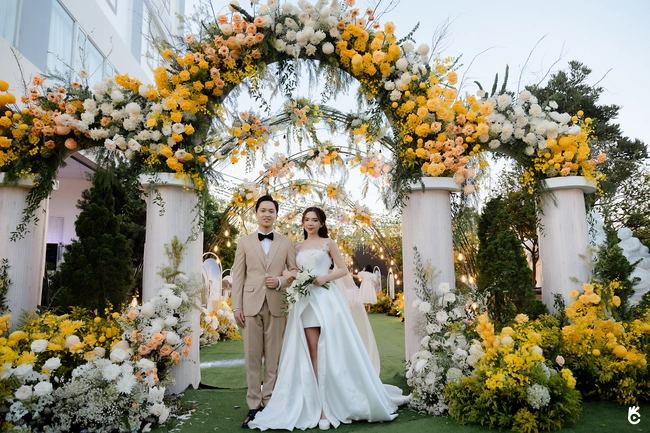 Cô dâu An Giang lấy kỹ sư Harvard: Đám cưới mặc tận 11 bộ váy