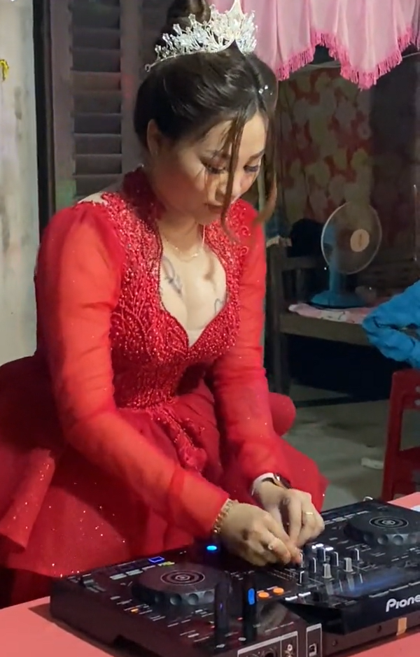 Cô dâu hóa thành cơ trưởng, đánh DJ cực chất trong ngày cưới