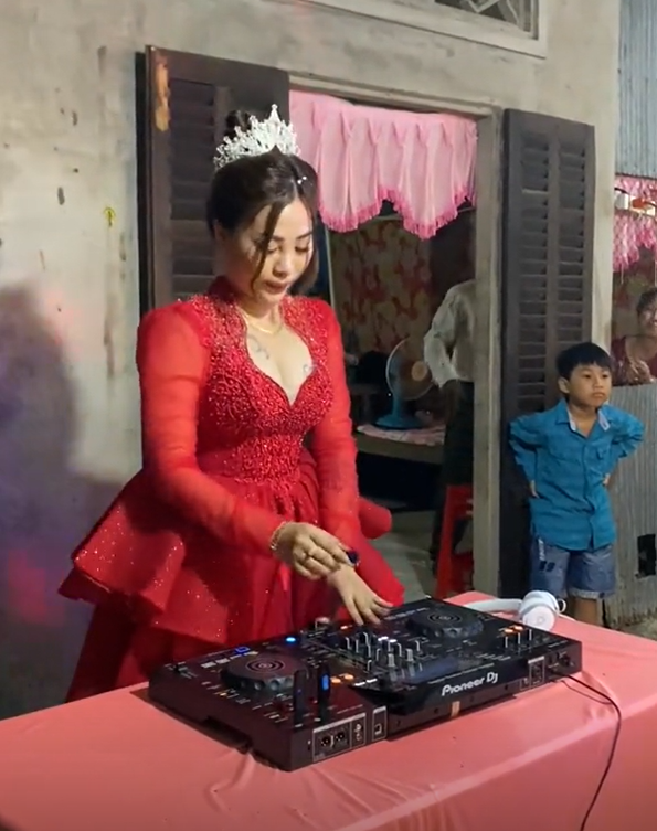 Cô dâu hóa thành cơ trưởng, đánh DJ cực chất trong ngày cưới