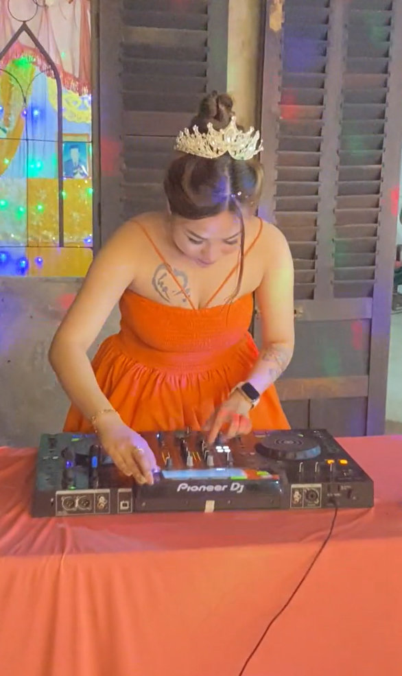 Cô dâu hóa thành cơ trưởng, đánh DJ cực chất trong ngày cưới