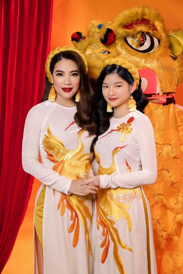 Con gái Trương Ngọc Ánh mặt đẹp thôi chưa đủ, chân còn dài chuẩn mẫu