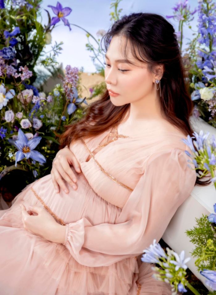 Đàm Thu Trang tung thêm ảnh bầu lần 2: Phu nhân hào môn có khác