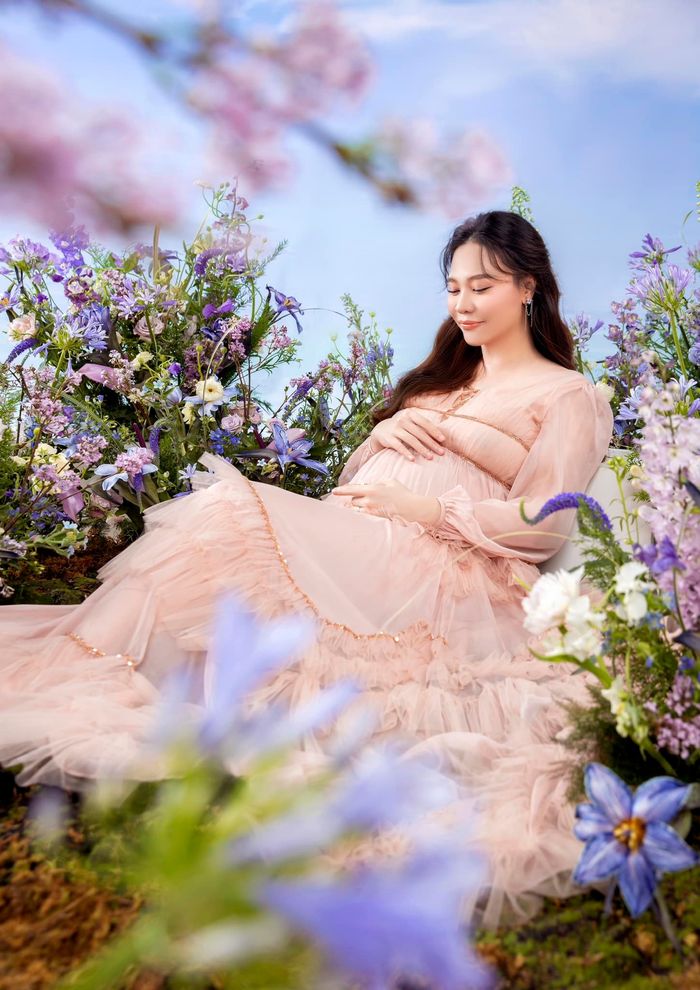 Đàm Thu Trang tung thêm ảnh bầu lần 2: Phu nhân hào môn có khác
