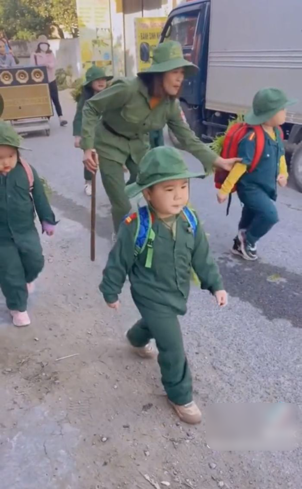 Đoàn quân nhí đi hành quân nhưng lạ lắm: Trong cặp toàn sữa với bánh