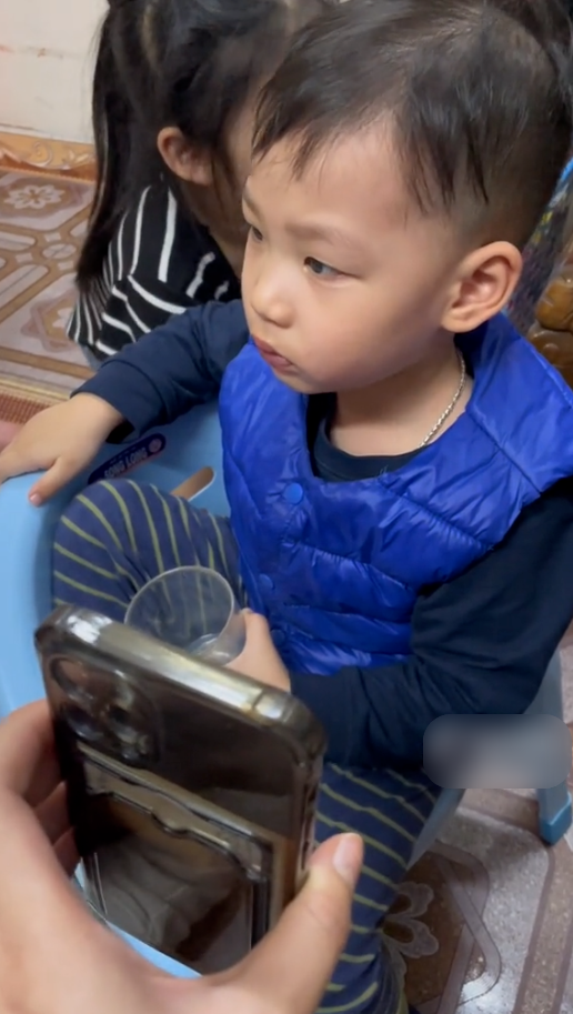 Dùng clip Long Chun dọa trẻ khi ăn: Lợi bất cập hại, bố mẹ cần lưu ý
