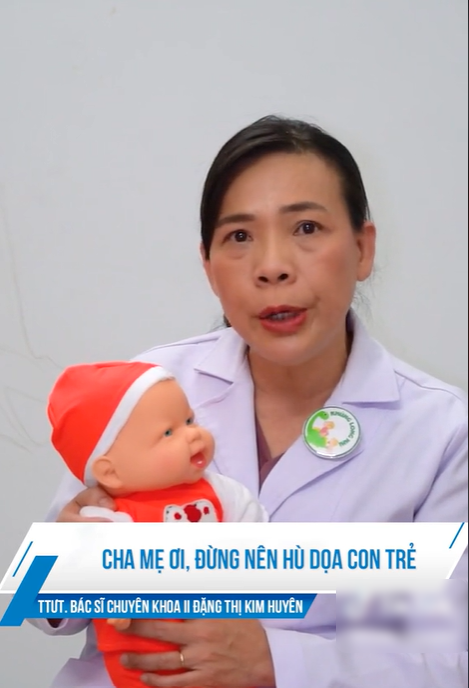 Dùng clip Long Chun dọa trẻ khi ăn: Lợi bất cập hại, bố mẹ cần lưu ý