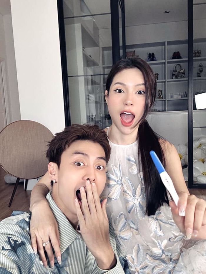Hậu cầu hôn bằng nhẫn nửa tỷ, cặp đôi chị em chênh 9 tuổi báo tin vui