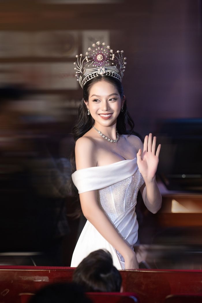 Hết Jennie, Thanh Thủy lại được khen giống Phạm Hương