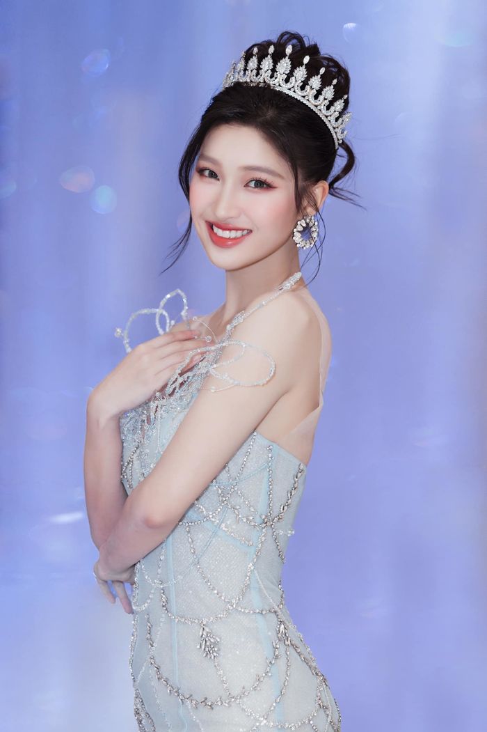 Hoa hậu H'Hen Niê được thông cảm khi bị vấp suýt té trên sàn runway