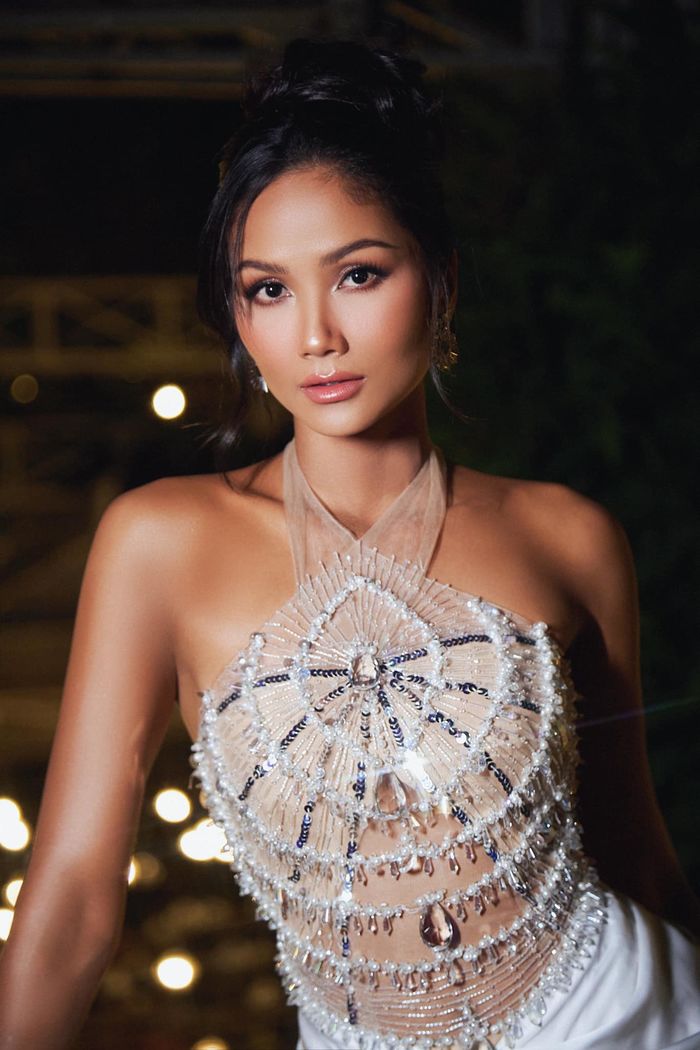 Hoa hậu H'Hen Niê được thông cảm khi bị vấp suýt té trên sàn runway
