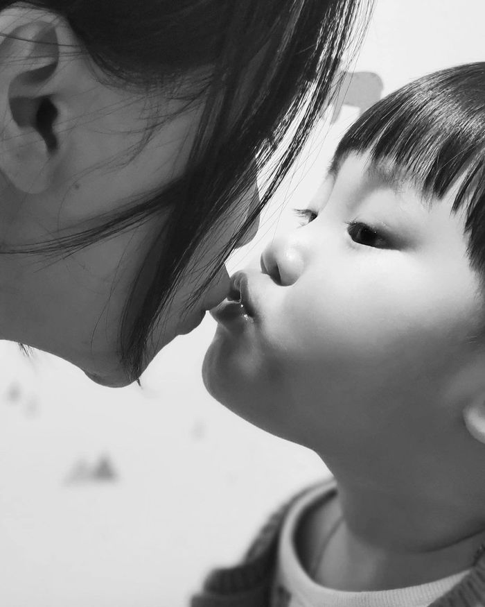 Quan điểm dạy con của Hòa Minzy: Không cần học quá giỏi, ngoan là được